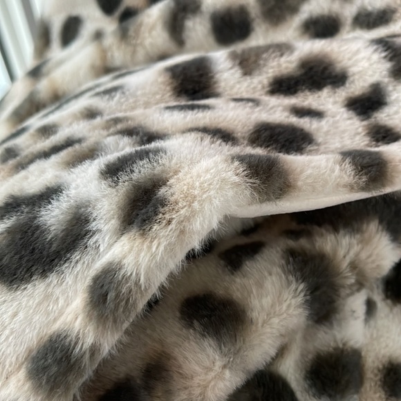 🆕💋BETSEY JOHNSON💋LUXE FAUX FUR THROW/BLANKET - Picture 3 of 9